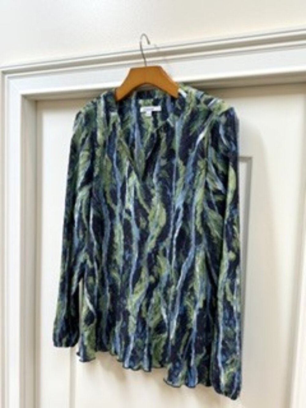 Blouse with a crinkle material